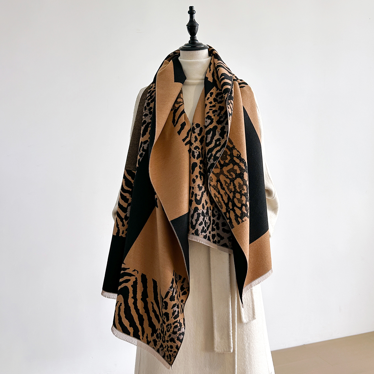 New Brand Elegance Two-Sided L - Woven Scarf Blanket 评论和价格